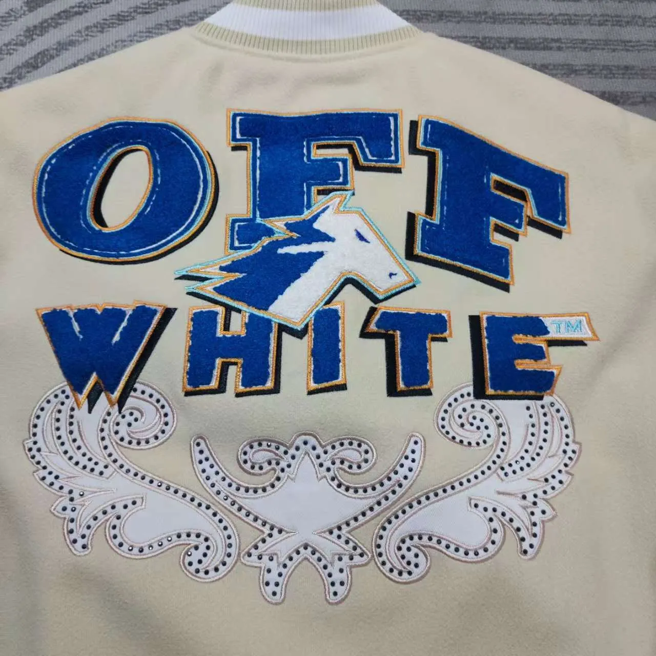 Top tested version off white heavy industry embroidery patchwork leather high temperature hot crystal diamond baseball uniform male and female couple star same style (⚠ original button mold customization, patch embroidery color matching) original packaging original label 🔍 full set of accessories customized packaging elevators are purchased from the original factory all series of hardware mold customization one-to-one restoration of fabric color components The fabric is made of 65% wool, 15% natural silk, 10% spandex and 10% velvet, mixed and custom-woven. The total weight is more than 900 grams! And the most important thing is its color fastness, it will never fade! -The embroidery uses an imported towel embroidery machine. Each pattern is first embroidered on the fabric, and then engraved with an infrared laser, and then fixed with a sewing machine. The whole garment is labeled in many places, one is flat embroidered, and the large pattern on the back is directly embroidered on it. This dress has 4 different embroidery techniques⚠ -The sleeves are all made of two-layer pebbled fabric, which is processed, shaped, colored, washed, and the texture retains the original grain structure! Thick, plump and round! -The processing technology is extremely complex, the pieces are neatly spliced ​​and aligned, and the entire garment has precise wiring density. Gender-neutral style. Loose version. Self-conscious quality control. Details determine success or failure. Size: S M L XL P: 680